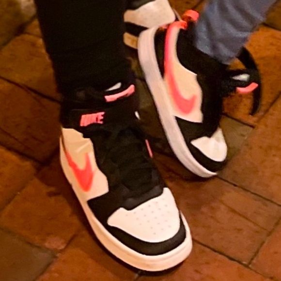 Black and Pink Dunks - Picture 1 of 1